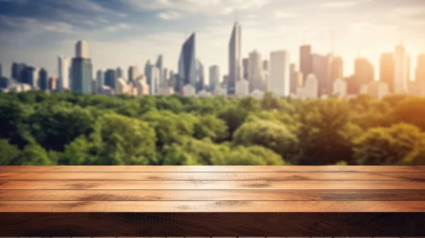 都会の公園のスカイラインを背景にした空の木製のテーブルトップ 優れた画像 — ストック写真