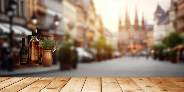 ヨーロッパの通りの背景がぼやけている空の木製のテーブルの上 優れた画像 — ストック写真