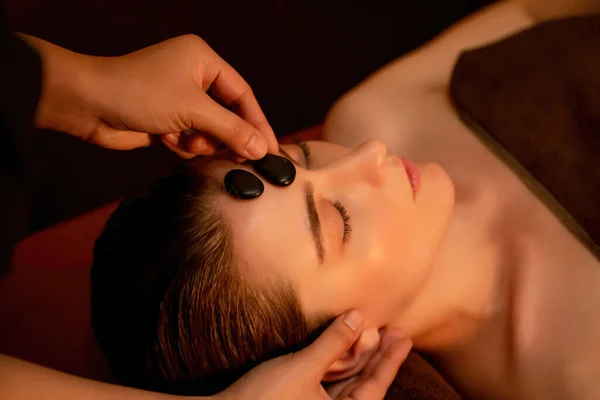 Mulher Caucasiana Desfrutando Relaxante Stress Massagem Cabeça Com Pedra Quente — Fotografia de Stock