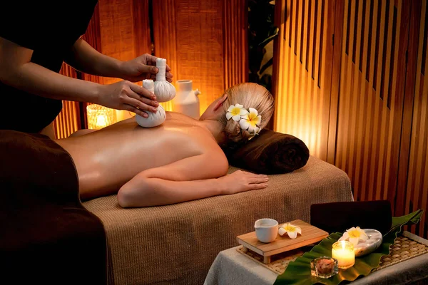 Quente Bola Ervas Spa Massagem Tratamento Corpo Massagista Comprime Suavemente — Fotografia de Stock