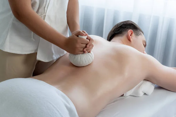 Trattamento Corpo Massaggiatore Erbe Calde Palla Spa Comprime Delicatamente Sacchetto — Foto Stock