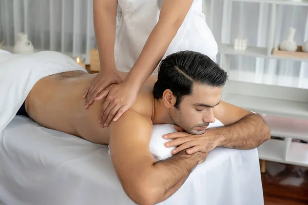 Cliente Homem Caucasiano Desfrutando Relaxante Massagem Spa Stress Mimos Com — Fotografia de Stock