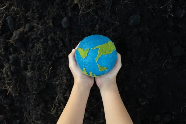 Młodzi Chłopcy Trzymają Planetę Ziemia Globu Żyznym Tle Gleby Jako — Zdjęcie stockowe
