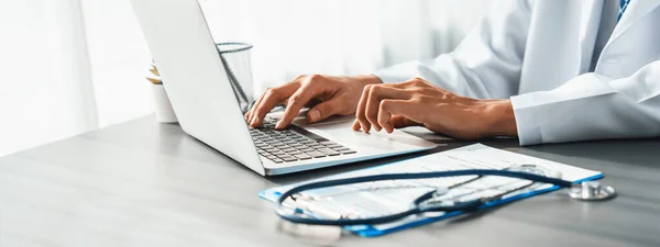 Doktor Tibbi Raporu Laptopla Dikkatlice Gözden Geçir Hastaların Doktor Muayenehanesinde — Stok fotoğraf