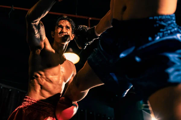 亚洲和高加索的穆艾泰拳手在激烈的拳击比赛中释放出他们的力量 两名身强体壮的穆阿泰拳击手 互相拳打脚踢 打得凶猛有力 Impetus — 图库照片