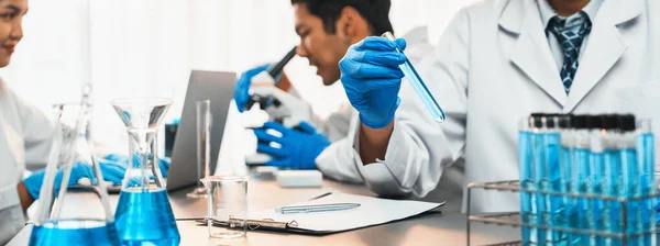 専門科学者のグループは ワクチン薬や抗生物質の画期的な開発として医療研究室で化学実験や研究を行っています 薬と生化学の研究室 — ストック写真