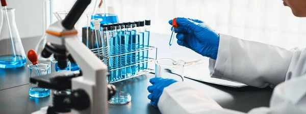 Gli Scienziati Conducono Esperimenti Chimici Ricerche Laboratorio Medico Come Sviluppo — Foto Stock