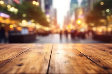 Şehir merkezindeki caddenin arka planında insanların yürüdüğü boş ahşap masa. Coşkulu resim.