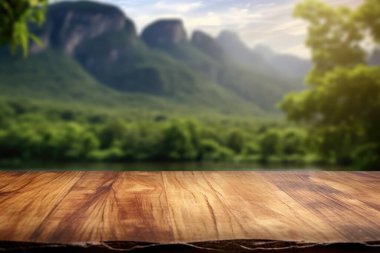 Nehir ve dağın bulanık arkaplanlı boş ahşap masa. Coşkulu resim.