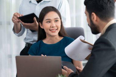 Profesyonel Asyalı çalışanlar, şirket ofisinde takım olarak çalışarak iş planları ve bilgisayarla başarılı olmak için verileri tartışırlar. Modern ofis çalışanı takım çalışması konsepti. Uyum