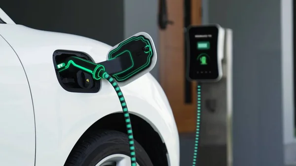 Ev充電ケーブルでバッテリーを充電するためにホーム充電ステーションに接続された電気自動車 将来の革新的なEv車とエネルギー持続可能性 スマートかつ未来的な家庭用エネルギーインフラ Peruse — ストック写真