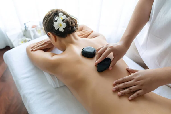 Massaggio Con Pietre Calde Salone Spa Resort Lusso Con Luce — Foto Stock