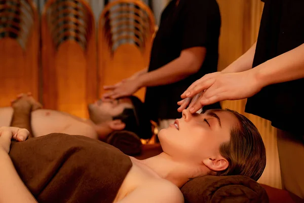 Cliente Casal Desfrutando Relaxante Stress Massagem Cabeça Mimos Beleza Facial — Fotografia de Stock