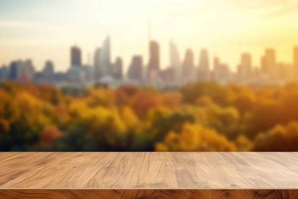 秋には自然のスカイラインを背景にした空の木製のテーブルトップ 優れた画像 — ストック写真
