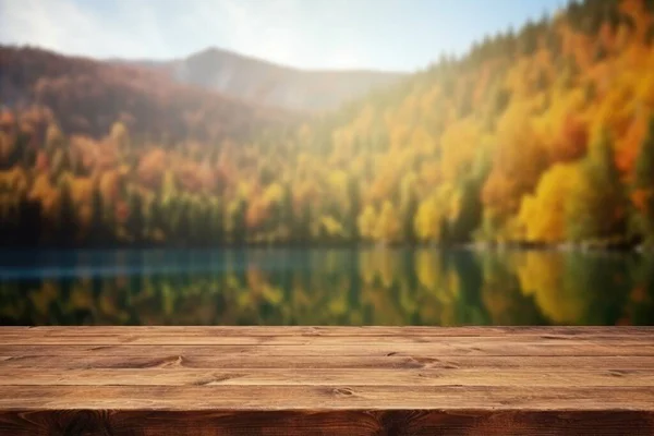 Sonbaharda Gölün Dağın Arka Planının Bulanık Olduğu Boş Ahşap Masa — Stok fotoğraf