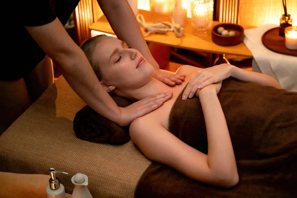 Beyaz Kadın Müşteri Stres Önleyici Spa Masajının Keyfini Çıkarıyor Lüks — Stok fotoğraf