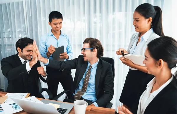 Grupo Empresários Felizes Alto Cinco Gesto Bem Sucedido Trabalho Equipe — Fotografia de Stock