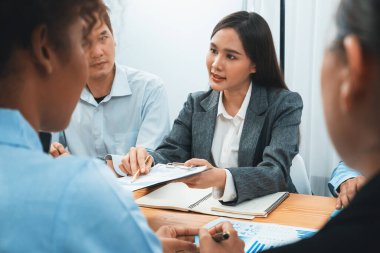 Çok ırklı analist ekibi toplantı masasındaki mali raporu analiz etmek için BI gösterge tablosunu kullanıyor. Çeşitli iş adamlarından oluşan bir grup, iş pazarlama kararı için FIntech 'in veri analizini kullanır. Uyum