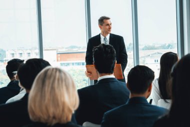 Bir grup iş adamı seminer konferansında toplanıyor. Seyirciler, çalışanların eğitim seanslarındaki eğitmenleri dinliyor. Uzman konuşmacı ile ofis çalışanları toplantısı. Jivy