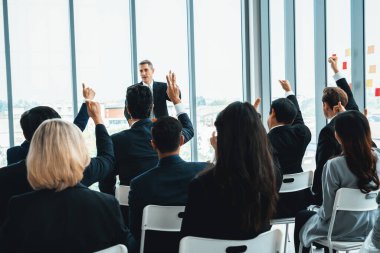 Bir grup iş adamı seminer konferansında toplanıyor. Seyirciler, çalışanların eğitim seanslarındaki eğitmenleri dinliyor. Uzman konuşmacı ile ofis çalışanları toplantısı. Jivy