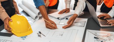 Mimari inşaat projesi için ofis masasının üzerinde proje tasarımı üzerinde birlikte çalışan mühendis ortağı. Mimarlık, iç mimari taslak planlama. İçgörü