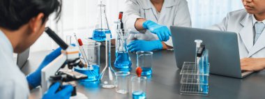 Kendini adamış bir grup bilim adamı tıbbi laboratuvarda kimyasal deneyler ve araştırmalar yaparak yeni aşı ilacı veya antibiyotik için çığır açan gelişmeler gerçekleştiriyor ve laptopta test sonuçları üzerinde çalışıyorlar. Neoterik