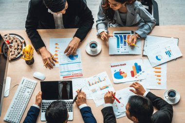 İş adamları grup toplantısı ofiste yukarıdan çekildi. İş kadınları, iş adamları ve ofis çalışanları toplantı masasında proje planlama belgeleriyle takım konferansında çalışıyorlar. Jivy