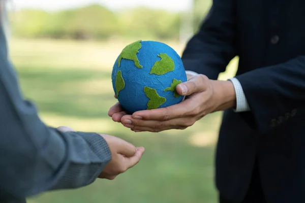 Earth Day Konzept Geschäftsmann Gibt Earth Globe Kollegen Als Csr — Stockfoto