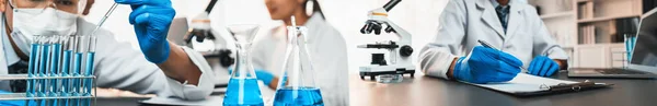 Skupina Specializovaných Vědců Provádí Chemické Experimenty Výzkum Lékařské Laboratoři Jako — Stock fotografie