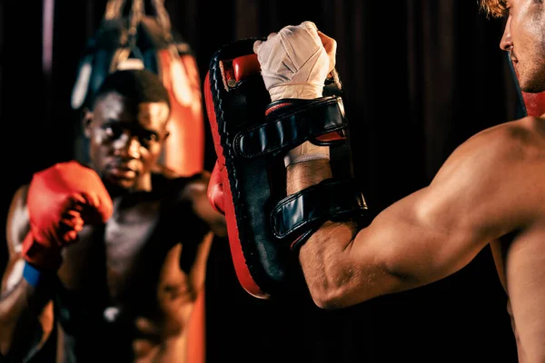 在体育馆里 非裔美国黑人拳击手戴着拳击手套作为拳击袋训练装备 对教练或教练拳打脚踢 职业拳击比赛的力量和耐力训练 Impetus — 图库照片