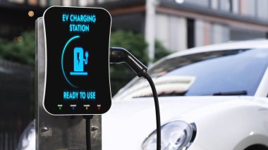 EV şarj istasyonu elektrikli araba için pil durumu arayüzü, temiz enerjiye sahip yeşil şehre örnektir. Alternatif enerji sürdürülebilirliğinin teknolojik gelişimi. İnceleyin