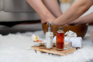 Spa aksesuarları, müşterilerin lüks spa salonlarında keyifli ayak masajları yaparken masörlerin gündüz açık ambians kaplıcalarında refleksoloji terapisi yaptıkları bulanık arka plan üzerine kuruludur. Sessiz.