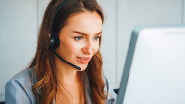 Ofiste çalışan kulaklık takan işadamları uzak müşteri ya da meslektaşlarını desteklemek için çalışıyorlar. Çağrı merkezi, tele pazarlama, müşteri destek acentesi telefon görüşmesinde hizmet sağlıyor. Jivy