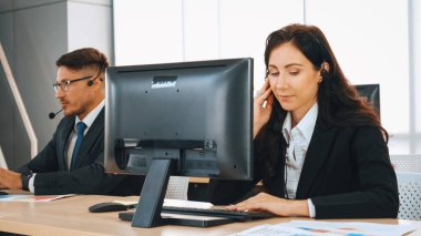 Ofiste çalışan kulaklık takan işadamları uzak müşteri ya da meslektaşlarını desteklemek için çalışıyorlar. Çağrı merkezi, tele pazarlama, müşteri destek acentesi telefon görüşmesinde hizmet sağlıyor. Jivy
