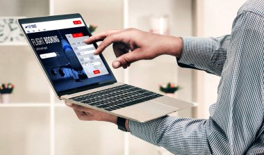 Online uçuş rezervasyon sitesi mod rezervasyon sistemi sağlar. Seyahat teknolojisi kavramı .