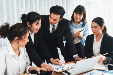 Ofis masasındaki finansal veri raporlarını analiz eden çeşitli bir grup iş analisti. Stratejik pazarlama planlaması için iş zekası analizi çizelgesi ve grafiği.