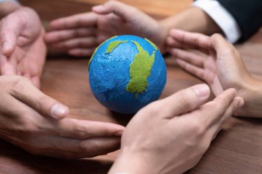 Üst düzey iş adamları, Dünya 'yı kurtarmak için CO2 salınımını azaltmak suretiyle çevresel koruma için ekolojik düzenlemeden yararlanmak amacıyla sinerjide bir arada tutuyorlar. Antika