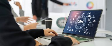 CRM işletme ve işletme için modern bilgisayarda müşteri ilişkileri yönetim sistemi