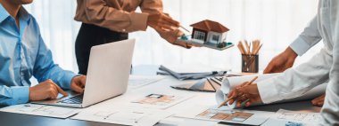 İç mimari ekibinden oluşan bir grup, ev projesinin tasarımı ve planlanması, renk örneği ve ruh hali malzemesi seçimi konularında mühendis ile görüştü. İçgörü