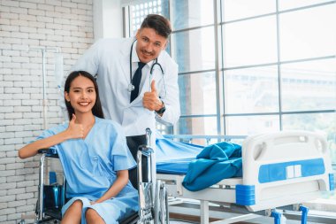 Profesyonel üniformalı doktor hastanedeki ya da klinikteki hastayı muayene ediyor. Sağlık, tıbbi ve doktor servis konsepti. Jivy