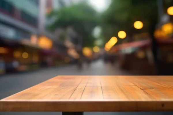 空の木製テーブルトップは 歩く人々とのダウンタウンのビジネス地区の街のぼやけの背景を備えています エキゾチックなイメージ — ストック写真