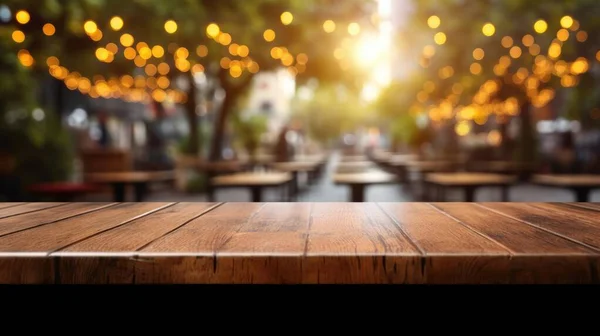 朝のアウトドアカフェを背景にした空の木製テーブルトップ エキゾチックなイメージ — ストック写真
