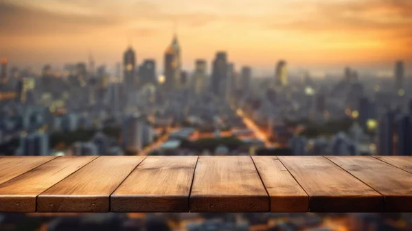 空の木製のテーブルの上の都市の背景をぼかす 優れた画像 — ストック写真