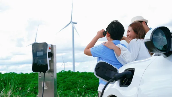 Conceito Família Feliz Progressiva Desfrutando Seu Tempo Parque Eólico Com — Fotografia de Stock