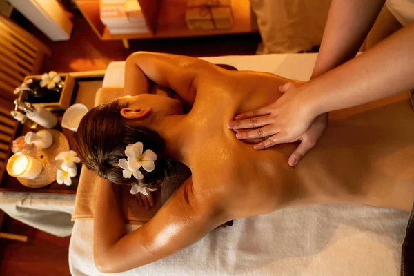 Cliente Donna Caucasica Godendo Rilassante Massaggio Spa Stress Coccole Con — Foto Stock