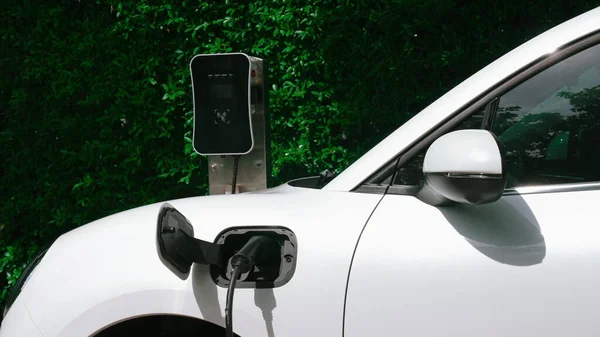 Прогрессивная Устойчивость Энергетической Концепции Счет Электромобильной Парковки Подзарядки Рядом Зарядной — стоковое фото