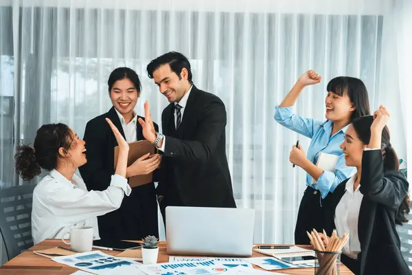 Grupo Empresarios Felices Alta Cinco Gesto Éxito Eficiente Trabajo Equipo —  Fotos de Stock