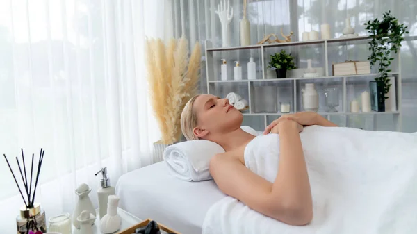 Femme Caucasienne Client Appréciant Relaxant Massage Spa Stress Dorloter Avec — Photo