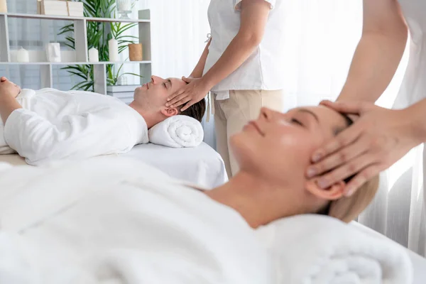 Couple Caucasien Profiter Relaxant Stress Massage Tête Choyer Beauté Visage — Photo