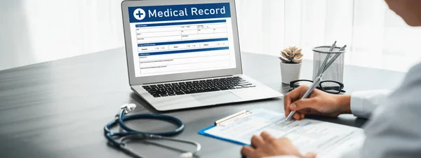 Læge Omhyggeligt Gennemgå Detaljeret Medicinsk Rapport Bærbare Computer Diagnosticere Sygdom - Stock-foto